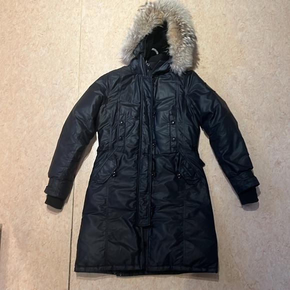 Canada Goose winter jacket. Super warm, very feminine fit, can tighten waist. - Picture 4 of 5